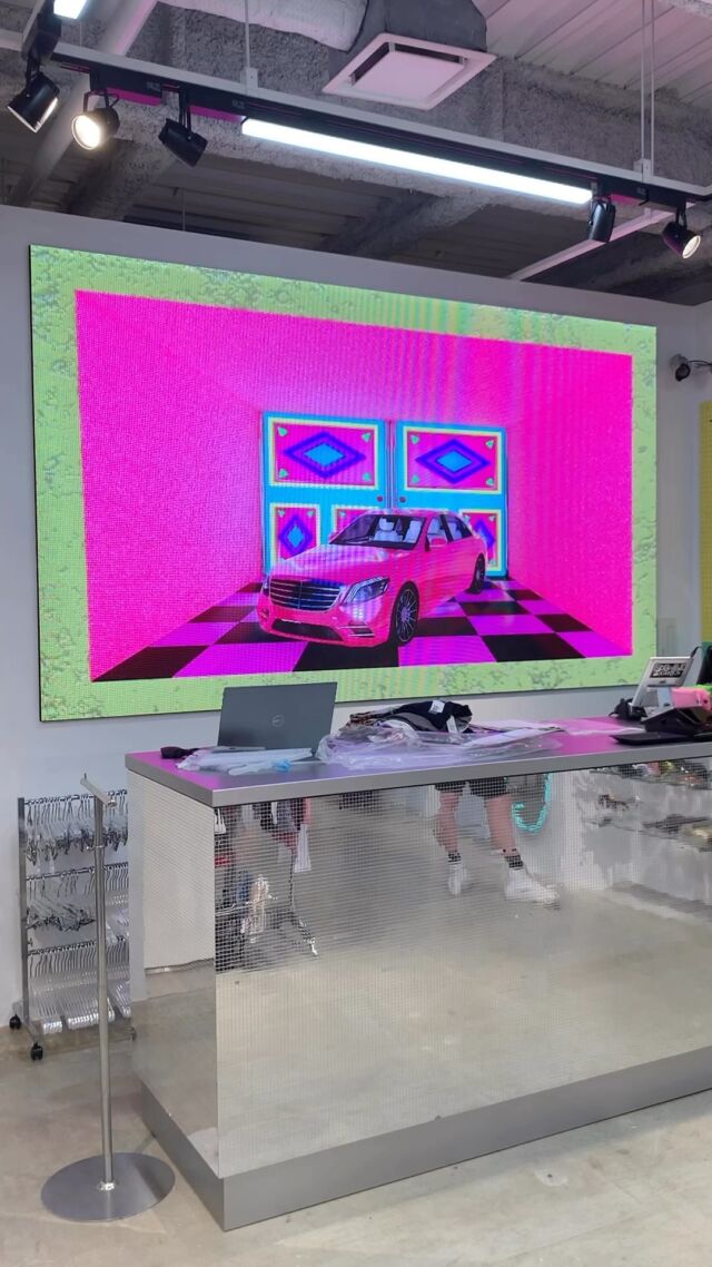 『ZERO  ONE  SINAGE』
大阪市繁華街のアメリカ村にあるアパレル店に設置！
日本LEDサイネージ株式会社
デジタルサイネージ専門　
全国代理店多数！
対応エリア　No.1
TOTAL  PRODUCEで安心！
企画から施工・コンテンツ制作・メンテナンスまで当社でワンストップ！
保証も万全！！コスパ最高🉐
https://zeroone1.com/zeroone-signage/
・日本LEDサイネージ様企業サイト
https://zeroone1.com/
#デジタルサイネージ
#ledビジョン 
#デジタルサイネージをもっと身近に 
#デジタルサイネージ工事 
#サイネージコスパ最高
#ledディスプレイ 
#サイネージ
#キューブ型
#ゼロワンサイネージ
#ZERO  ONE  SINAGE
#JLED
#日本LEDサイネージ株式会社
#大型サイネージ
#LED
#サイネージ広告 
#サイネージ動画 
#サイネージディスプレイ 
#サイネージパネル 
#サイネージビジョン 
#サイネージモニター